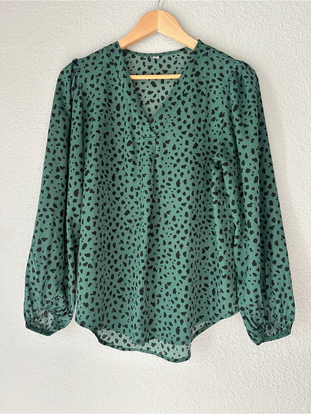 Amazon Green V-Neck Long Sleeve Printed Blouse - Size Small - Like New